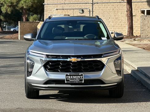 Used 2025 Chevrolet Trax LT FWD image 8