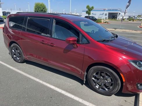 Used 2020 Chrysler Pacifica Touring-L FWD image 2