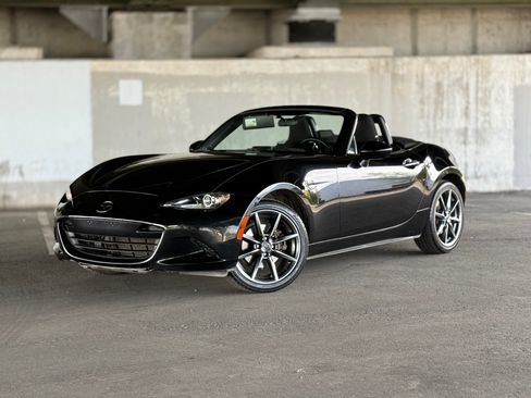 Used 2017 MAZDA MX-5 Miata Club RWD image 7