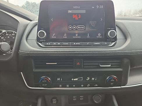 Used 2025 Nissan Rogue SV image 12