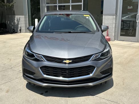 Used 2018 Chevrolet Cruze LT w/ Convenience Package FWD image 5