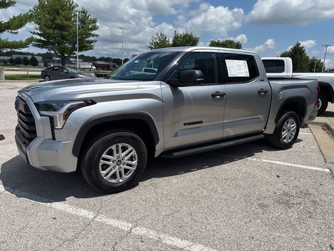Used 2022 Toyota Tundra SR5 w/ SR5 Convenience Package AWD/4WD image 15