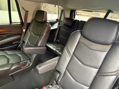 Used 2019 Cadillac Escalade Luxury image 7