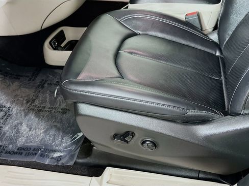 Certified 2024 Chrysler Pacifica Touring-L image 29