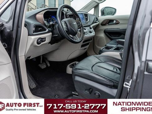 Used 2017 Chrysler Pacifica Touring-L w/ Tire & Wheel Group image 10