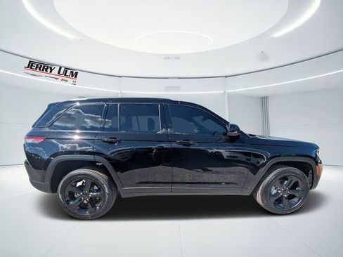 New 2025 Jeep Grand Cherokee Limited w/ Black Appearance Package image 2