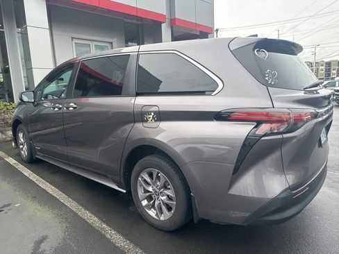 Used 2021 Toyota Sienna LE image 3
