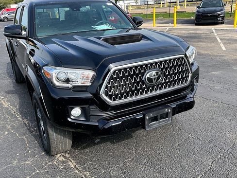 Used 2019 Toyota Tacoma TRD Sport AWD/4WD image 3