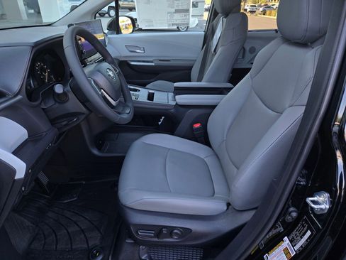 Certified 2026 Toyota Sienna XLE FWD image 17