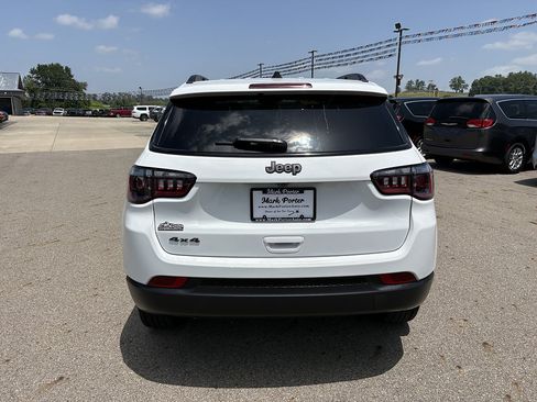 Used 2025 Jeep Compass Latitude w/ Convenience Group AWD/4WD image 4