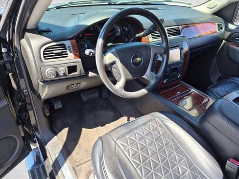 Used 2014 Chevrolet Suburban LTZ RWD image 10