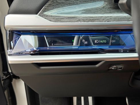 Used 2024 BMW i7 xDrive60 w/ Premium Package AWD/4WD image 18