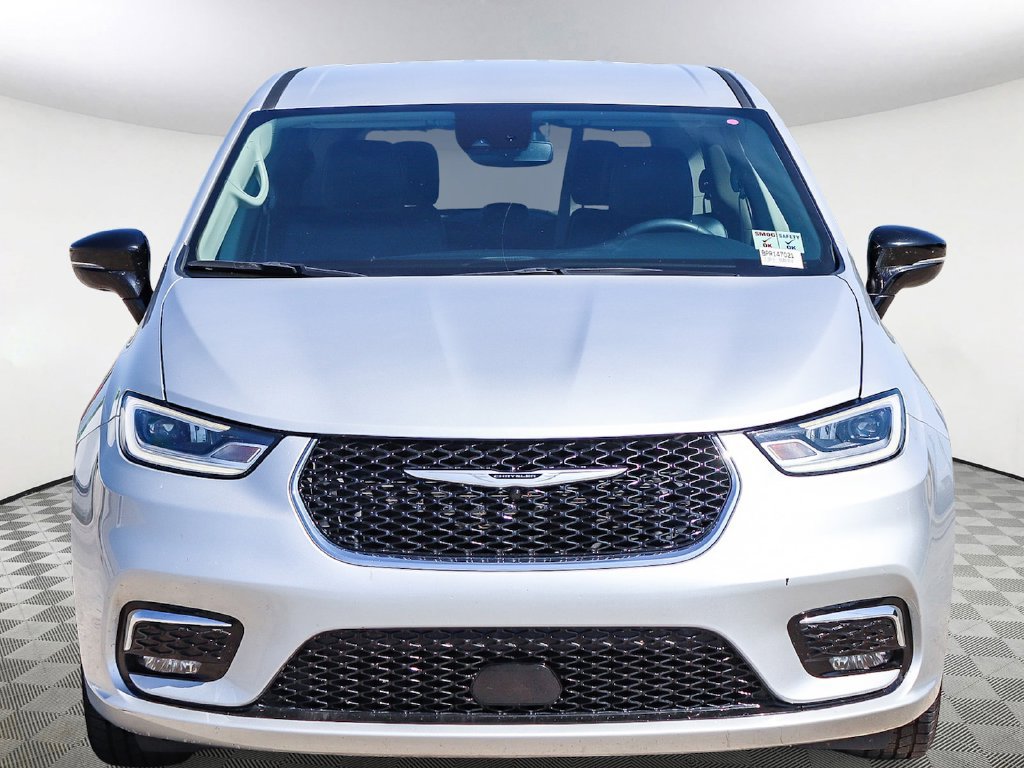 Used 2024 Chrysler Pacifica Touring-L FWD image 2