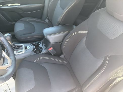 Used 2016 Jeep Cherokee Latitude FWD image 12