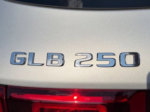 Used 2023 Mercedes-Benz GLB 250 4MATIC image 9