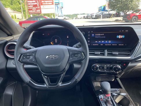 Certified 2025 Chevrolet Trax RS FWD image 20