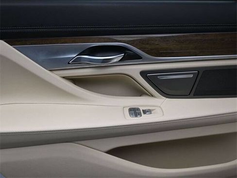 Used 2018 BMW 740i image 16