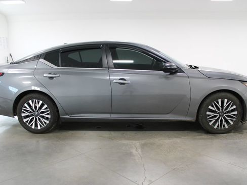 Used 2024 Nissan Altima 2.5 SV FWD image 12