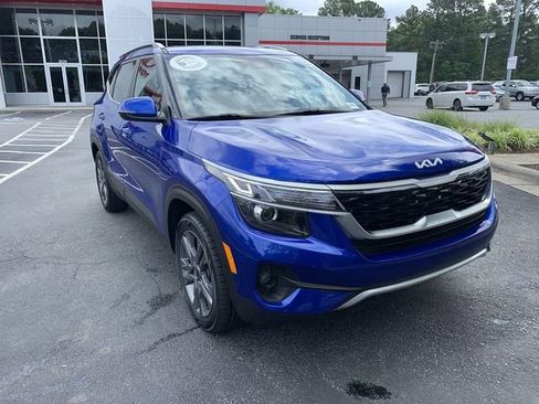 Used 2023 Kia Seltos S w/ Navigation Package FWD image 2