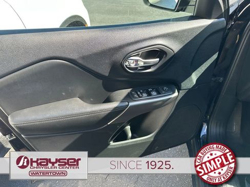 Used 2019 Jeep Cherokee Latitude Plus w/ Comfort/Convenience Group FWD image 6
