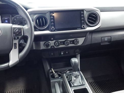 Used 2020 Toyota Tacoma SR5 AWD/4WD image 17