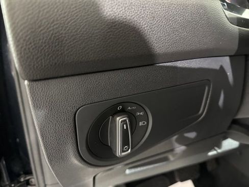 Used 2018 Volkswagen Tiguan SE FWD image 22