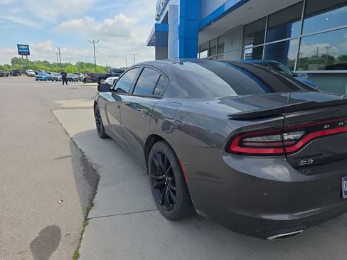 Used 2018 Dodge Charger SXT w/ Blacktop Package RWD image 2