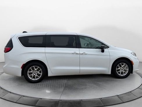 Used 2024 Chrysler Pacifica Touring-L FWD image 2