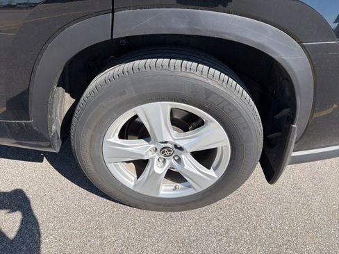 Used 2023 Toyota Highlander LE FWD image 7