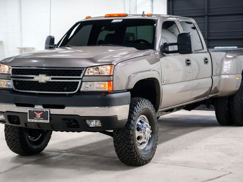 Used 2006 Chevrolet Silverado 3500 LT w/ Heavy-Duty Power Package AWD/4WD image 7
