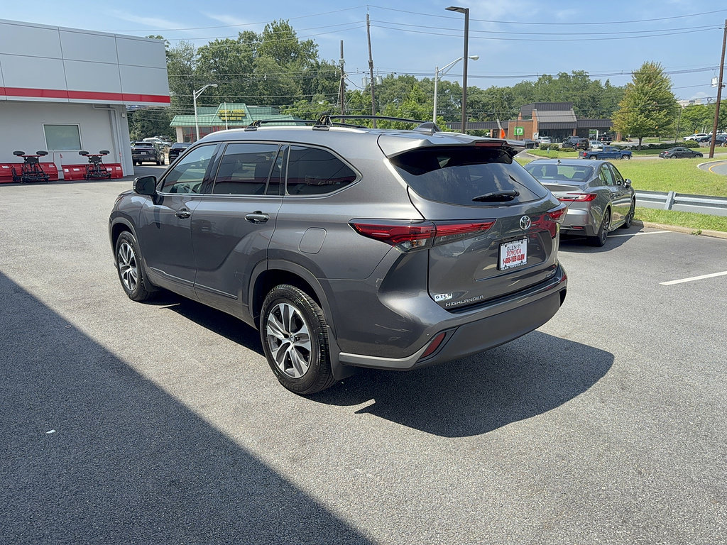 Used 2022 Toyota Highlander XLE AWD/4WD image 6