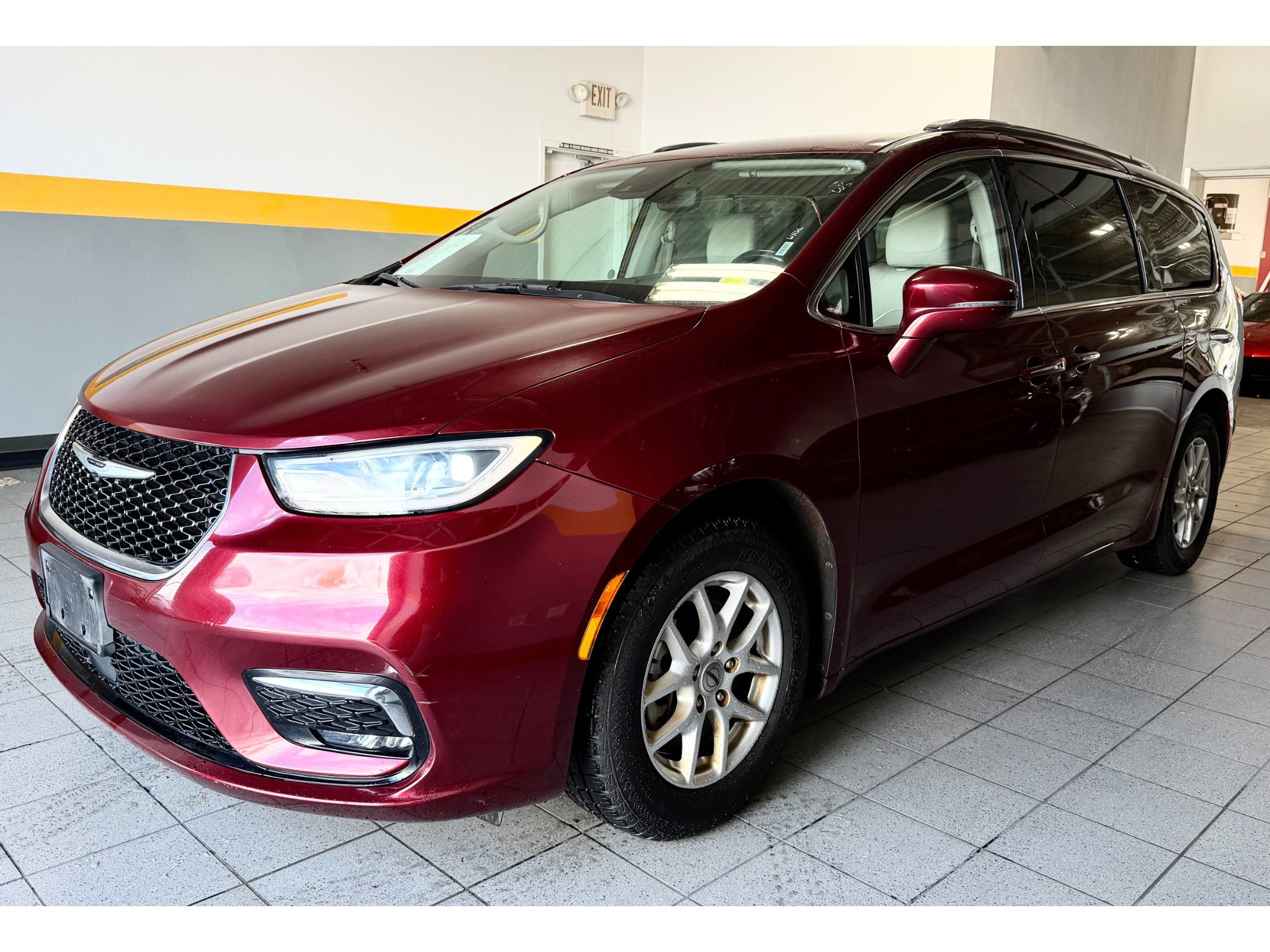 Used 2021 Chrysler Pacifica Touring-L FWD image 1