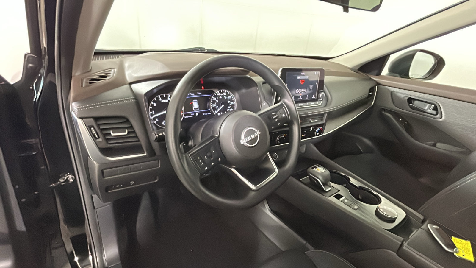 Used 2023 Nissan Rogue S AWD/4WD image 17