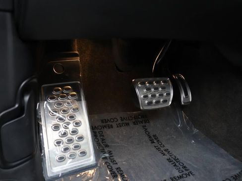 Used 2017 Bentley Bentayga image 43