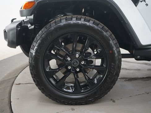 Used 2025 Jeep Gladiator Sport image 23