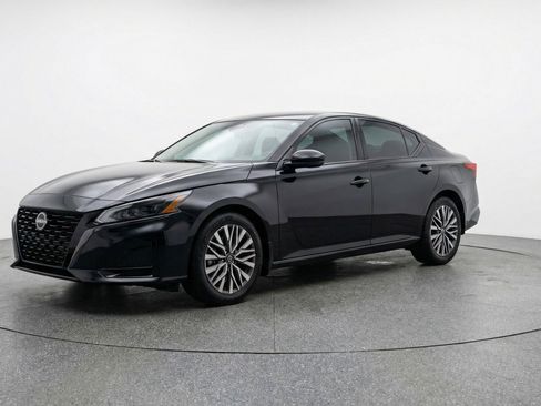 Used 2025 Nissan Altima 2.5 SV FWD image 3