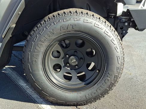 Used 2020 Jeep Wrangler Sport AWD/4WD image 9