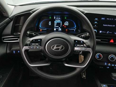 Used 2025 Hyundai Elantra SE FWD image 13