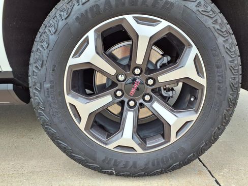 Used 2025 GMC Yukon AT4 Ultimate AWD/4WD image 43