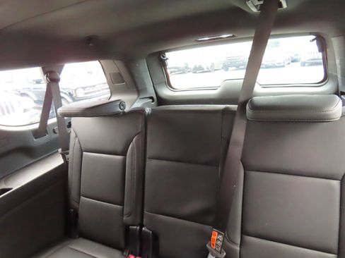 Used 2025 Chevrolet Suburban Z71 image 32