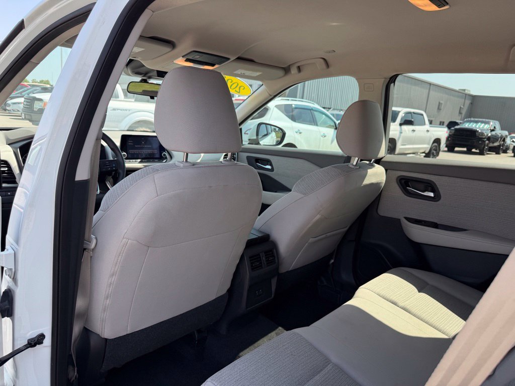 Used 2023 Nissan Rogue SV FWD image 9