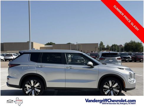Used 2025 Mitsubishi Outlander SE FWD image 3