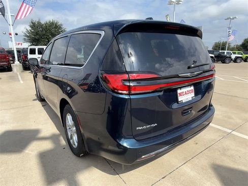 New 2025 Chrysler Pacifica Select image 4
