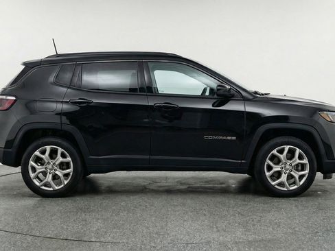 Used 2025 Jeep Compass Latitude AWD/4WD image 11