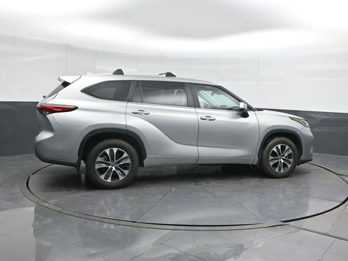Used 2023 Toyota Highlander XLE image 3