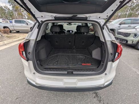 Used 2023 GMC Terrain SLT w/ Infotainment Package II image 12