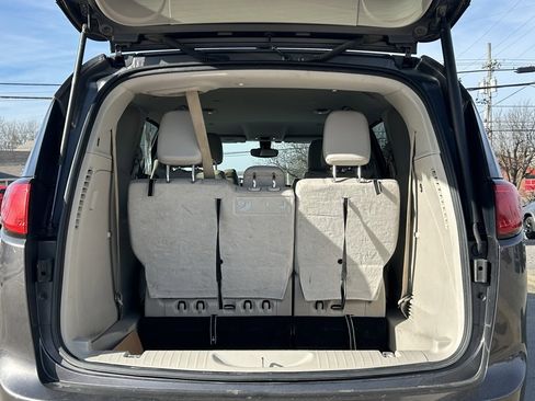 Used 2017 Chrysler Pacifica Touring-L Plus w/ Tire & Wheel Group image 8