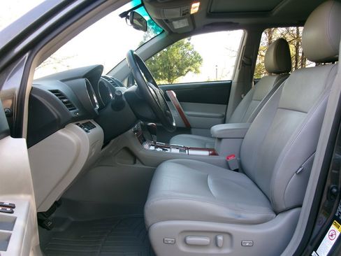 Used 2010 Toyota Highlander Limited image 12