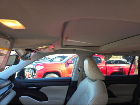 Used 2021 Toyota Highlander XLE image 20