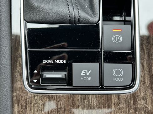 Used 2025 Toyota Sienna Platinum image 36